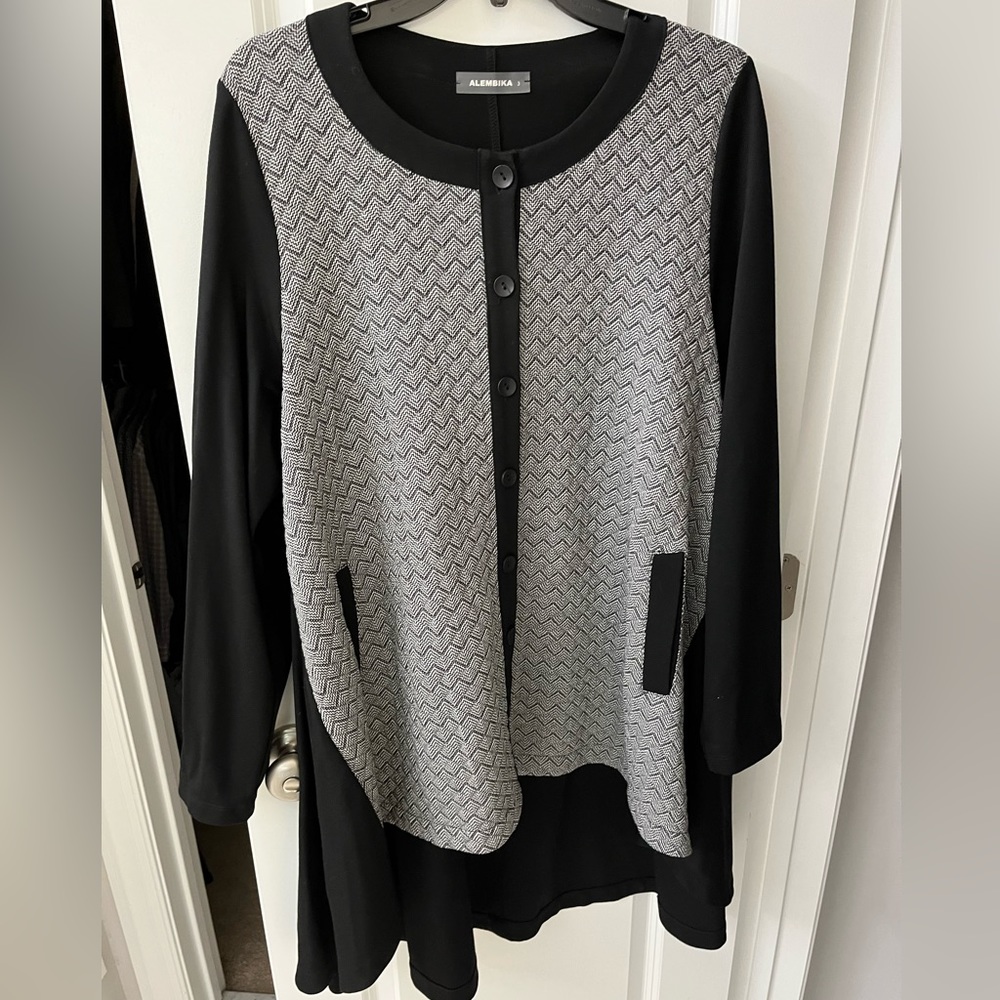 Alembika high-low knit top with textured pattern detail